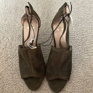 NWT! Charming Charlie Olive Army Green Suede Heels - Size 9